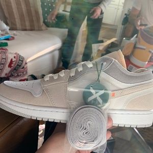 DS JORDAN 1 LOW PHANTOM